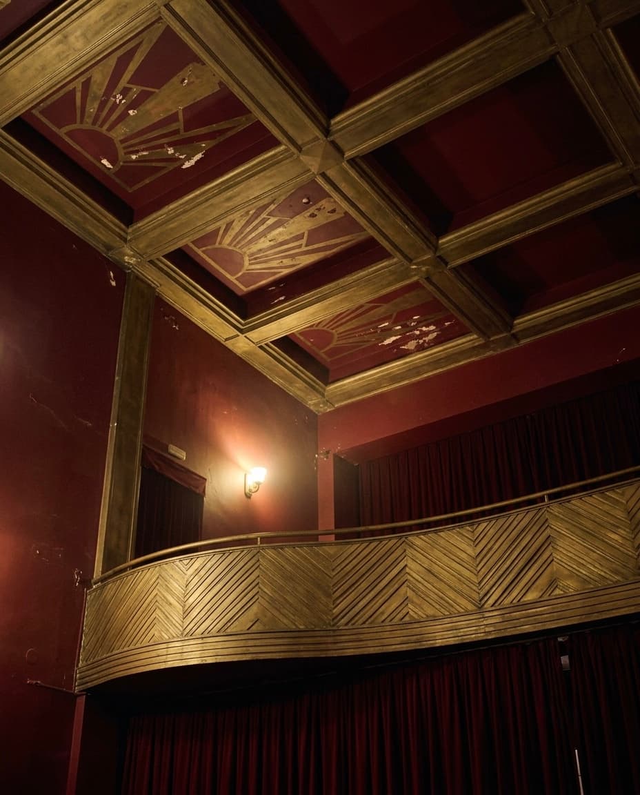 Le plafond à caissons et le balcon en fer forgé du Régent, restaurés en grenat et laiton